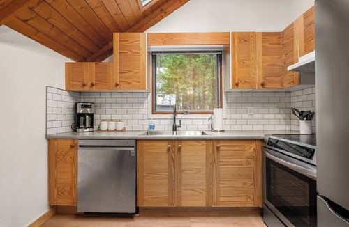 East Kootenay Cabin | The Outpost Cabin | Wood-Burning Fireplace | Cozy