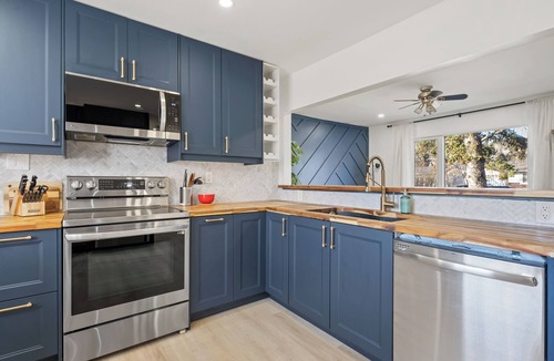 Northwest Calgary House | The Owl House 2 Suites Pet Friendly Fenced Yard Near UofC & Hospitals