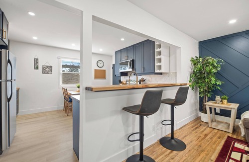 Northwest Calgary House | The Owl – Main Floor Suite Near Banff (Sleeps 7)