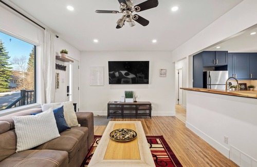 Northwest Calgary House | The Owl – Main Floor Suite Near Banff (Sleeps 7)