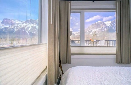 Canmore House | THE PEAKS-Stunning Panorama Mountain View Modern Luxury home with 3 parking lots