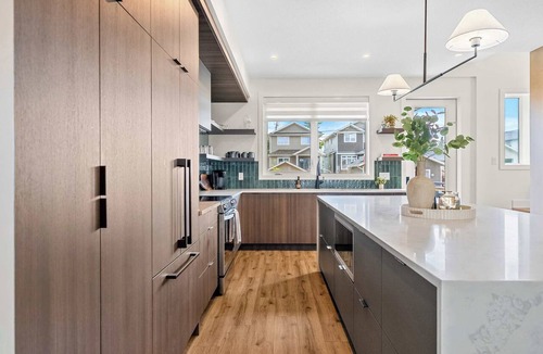 Sylvan Lake House | The Shoreline | Luxury Escape w/Rooftop & Hot Tub