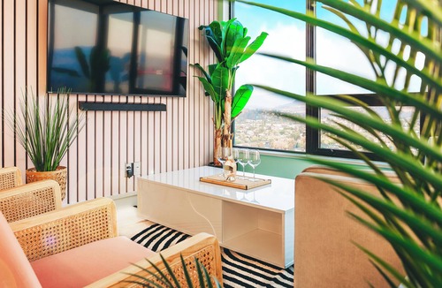 Downtown Kelowna Apartment | The Stunning House Of Marilyn ✰ King Beds + Stunning Views!