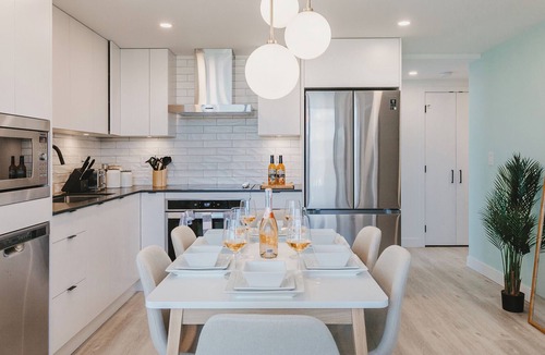 Downtown Kelowna Apartment | The Stunning House Of Marilyn ✰ King Beds + Stunning Views!