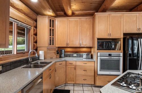 Sunburst Estates Ski Chalet | The Sunburst Chalet in Sun Peaks