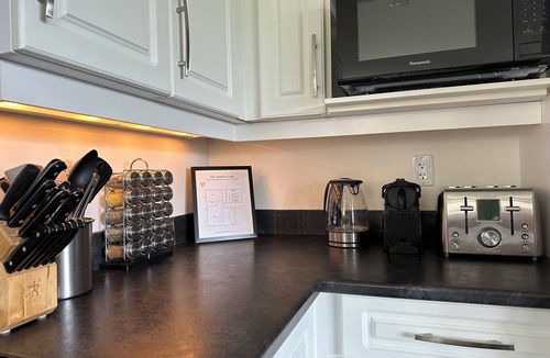 Winfield House | The Sunrise Suite: Bright | Modern | 10min from beaches, wineries, airport & UBC