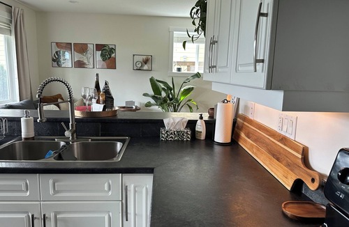 Winfield House | The Sunrise Suite: Bright | Modern | 10min from beaches, wineries, airport & UBC