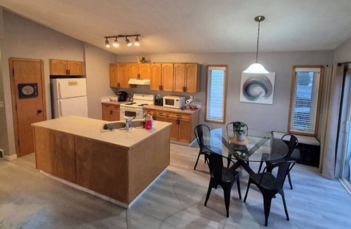 Sylvan Lake House | The Sweet Suite. Quiet & cozy great location ! Only a 5 min walk to the lake .