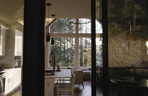 Tappen House | The Vella | Private Modern Carriage House Near Shuswap Lake