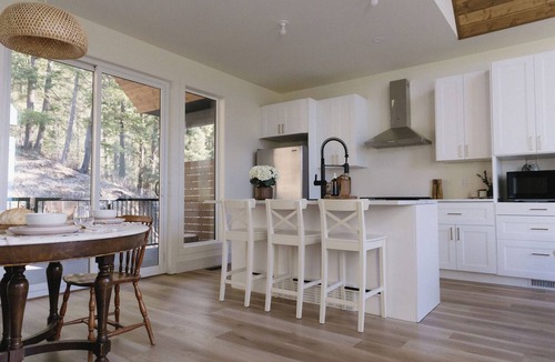 Tappen House | The Vella | Private Modern Carriage House Near Shuswap Lake