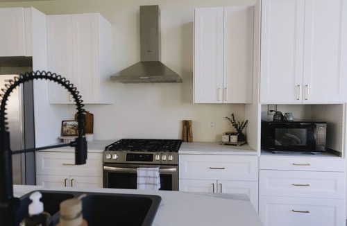 Tappen House | The Vella | Private Modern Carriage House Near Shuswap Lake