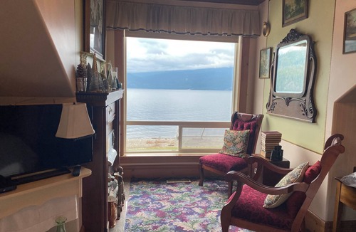 Kaslo Apartment | The Victoria Suite at Beach Gables: heritage building on lakefront location