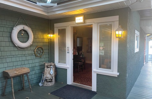 Kaslo Apartment | The Victoria Suite at Beach Gables: heritage building on lakefront location