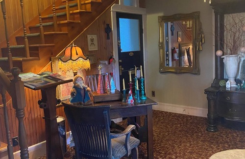 Kaslo Apartment | The Victoria Suite at Beach Gables: heritage building on lakefront location