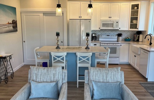 Regional District of Nanaimo Apartment | The Village Nest/Cozy Coastal Retreat/Walk to Beach & Pub/Fall & Winter Specials