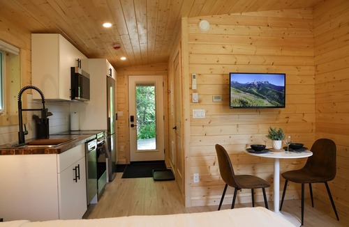 Revelstoke Hotel | Timber Lodge - Alpha Mountain Lodging