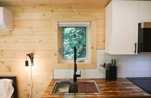 Revelstoke Hotel | Timber Lodge - Alpha Mountain Lodging