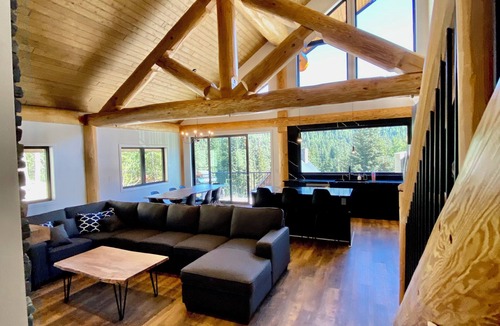 Hemlock Valley Cabin | Timberwolf B Cabin at Sasquatch Mountain *HOT TUB* GAMES ROOM*