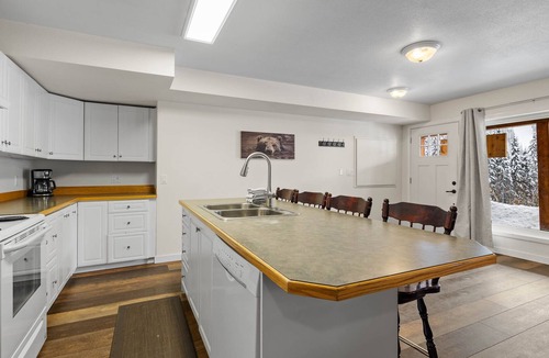 Sun Peaks Apartment | Timberwolf Lodge Suite