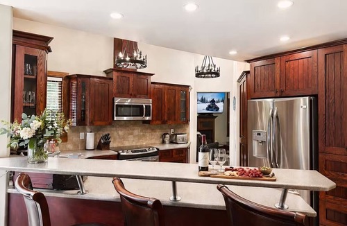 Revelstoke House | Top 1% - 4BR/HotTub/Sauna/Massage Chairs