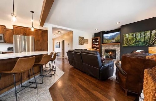 Revelstoke House | Top 1% - Barrel Sauna, HotTub, 2 Zero Gravity Massage Chairs, Gong, Arcade &more