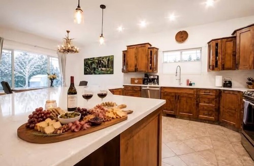 Revelstoke House | Top 1% - Barrel Sauna, HotTub, 2 Zero Gravity Massage Chairs, Gong, Arcade &more