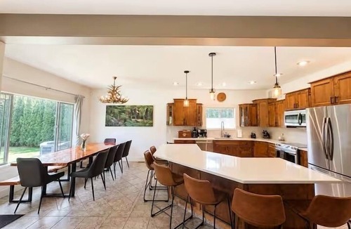 Revelstoke House | Top 1% - Barrel Sauna, HotTub, 2 Zero Gravity Massage Chairs, Gong, Arcade &more
