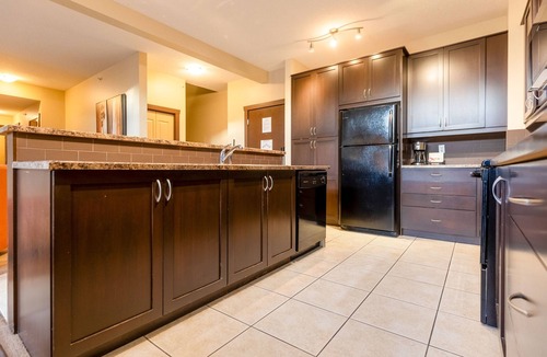 East Kootenay Condo | Top Floor with AC. Hot Tub. Mtn. Views