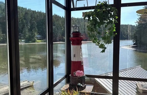 North Oyster House | Trails End Beach house-Upper suite