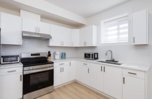 Eastern Hillsides House | Tranquil 2-Bedroom Basement Suite Relaxing Stay