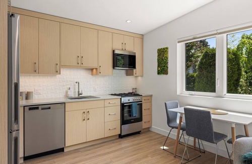 Cordova Bay Cottage | Tranquil Seaside Cottage