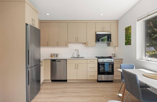 Cordova Bay Cottage | Tranquil Seaside Cottage