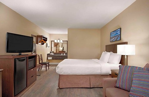 Salmon Arm Hotel | Travelodge by Wyndham Salmon Arm