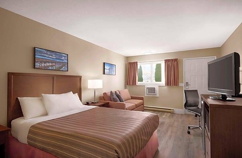 Salmon Arm Hotel | Travelodge by Wyndham Salmon Arm