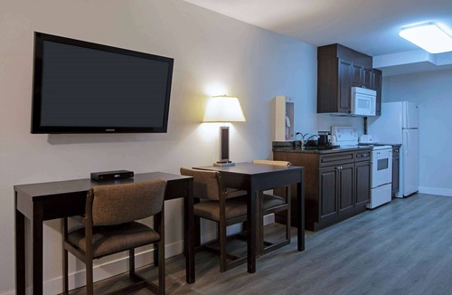 Kamloops Hotel | Travelodge by Wyndham Kamloops Mountview