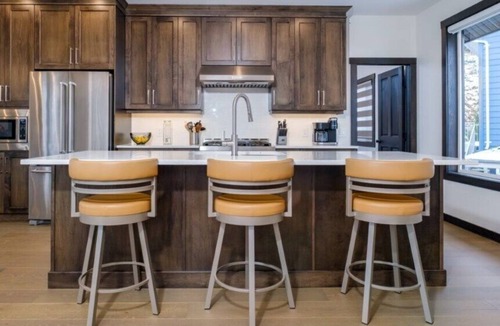 Rossland House | True Ski in/Ski out 4 bedroom home with hot tub