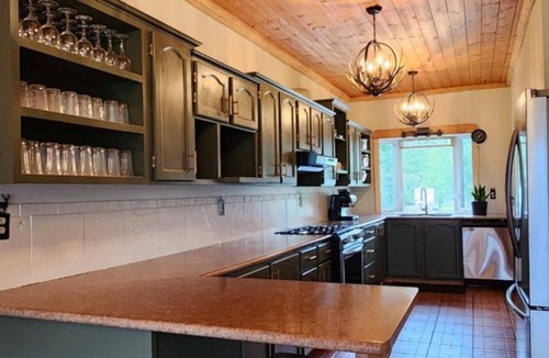 Brule Ski Chalet | Ultimate Group Getaway - Cozy Mountain Chalet