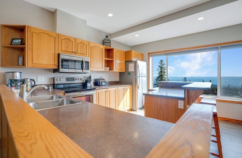 Silver Star Mountain Hotel | Ultimate Slopeside Retreat – Sleeps 24 Across Two Spacious Townhomes