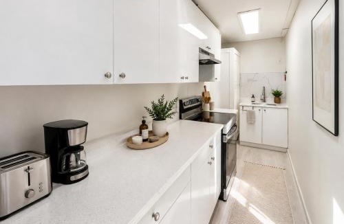 Chinatown Apartment | Unique 2 Bedroom Apartment Near Chinatown Rogers Arena and Seawall
