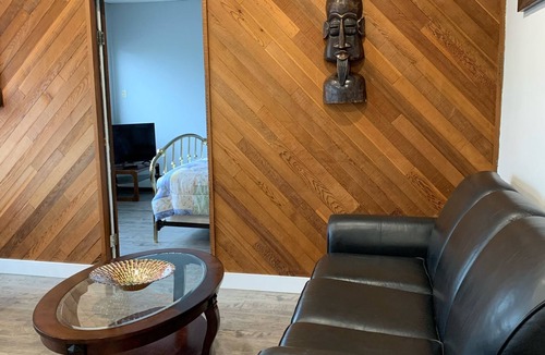 Aldergrove Apartment | UNIT 200A-Bright sunny apartment-2 Beds,1 bathroom,pantry/dining. Food $5 a meal