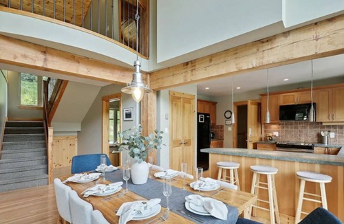 Sunburst Estates Ski Chalet | Upper House, Close to ski lifts and ALL amenities, fully equipped
