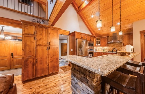 East Kootenay House | Upscale 4BR mountain retreat with private hot tub, AC, and Mountain Club access.