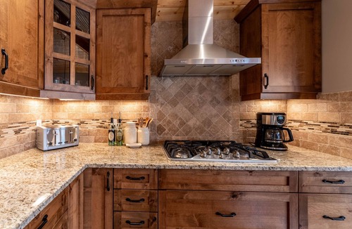 East Kootenay House | Upscale 4BR mountain retreat with private hot tub, AC, and Mountain Club access.