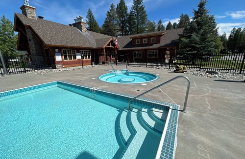 East Kootenay House | Upscale 4BR mountain retreat with private hot tub, AC, and Mountain Club access.