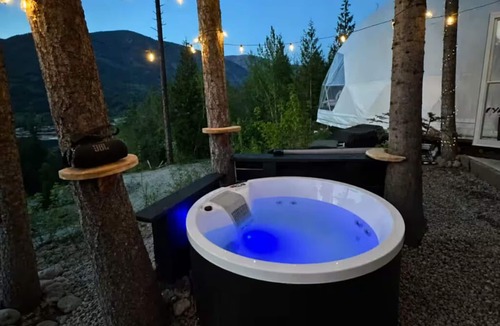 Taghum Cabin | Upscale Geo-Dome with Hot Tub & Epic Views 5 Minutes From Nelson BC