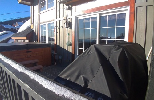 Big White Ski Resort House | Upscale Townhouse At Village Center With Ski In/Out Access.