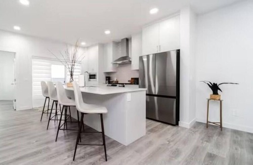 Southwest Edmonton House | Urban Utopia - Hot Tub - Barrel Sauna - BBQ - Firetable - AC