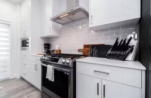 Southwest Edmonton House | Urban Utopia - Hot Tub - Barrel Sauna - BBQ - Firetable - AC