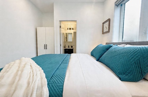 Fraserview House | Vancouver Katherine 2BD 2BA Laneway Home