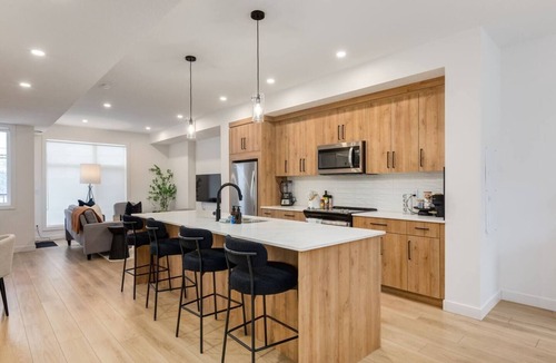 Shaganappi House | "Vanilla Golden Hour"-3 Bdrm mins from Downtown!